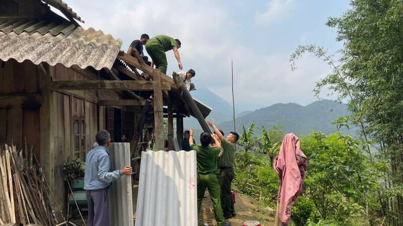 Los techos fueron rápidamente reemplazados por las fuerzas policiales locales en la provincia de Lao Cai después de la granizada, ayudando a la gente a estabilizar sus vidas. Foto: Ministerio de Seguridad Pública