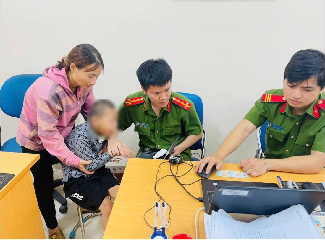 Oficiales de policía de la comuna de Bao Nhai llevan a niños discapacitados al punto de identificación y identificación electrónica. Foto: Policía de Lao Cai