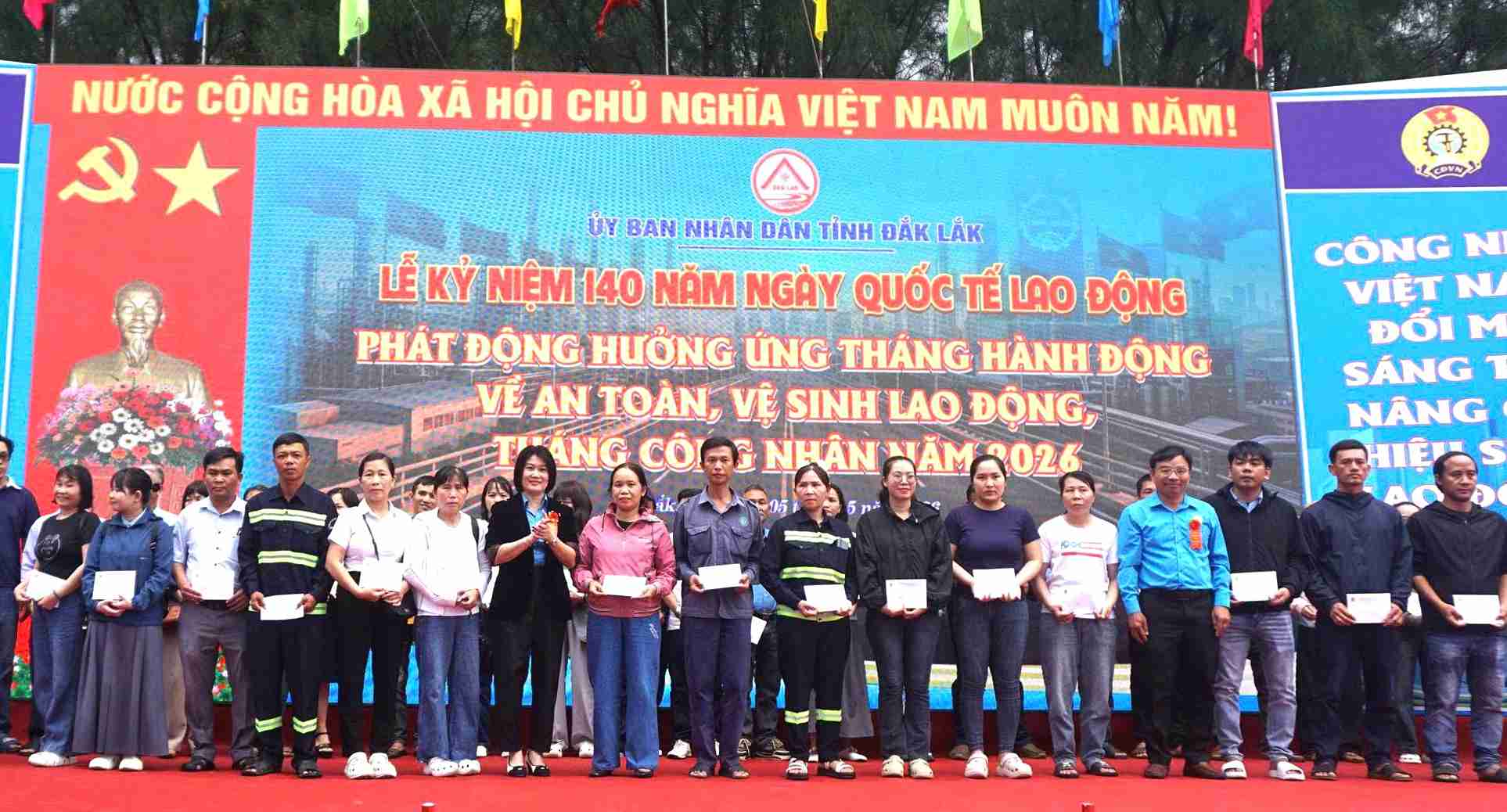 Dak Lak Provincial Trade Union presents gifts to workers in difficult circumstances in the area. Photo: Anh Hung