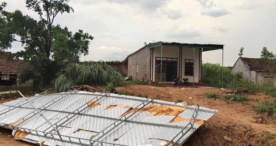 Corrugated iron roof in Thanh Binh Tho commune blown away by thunderstorms. Photo: Ngoc Anh