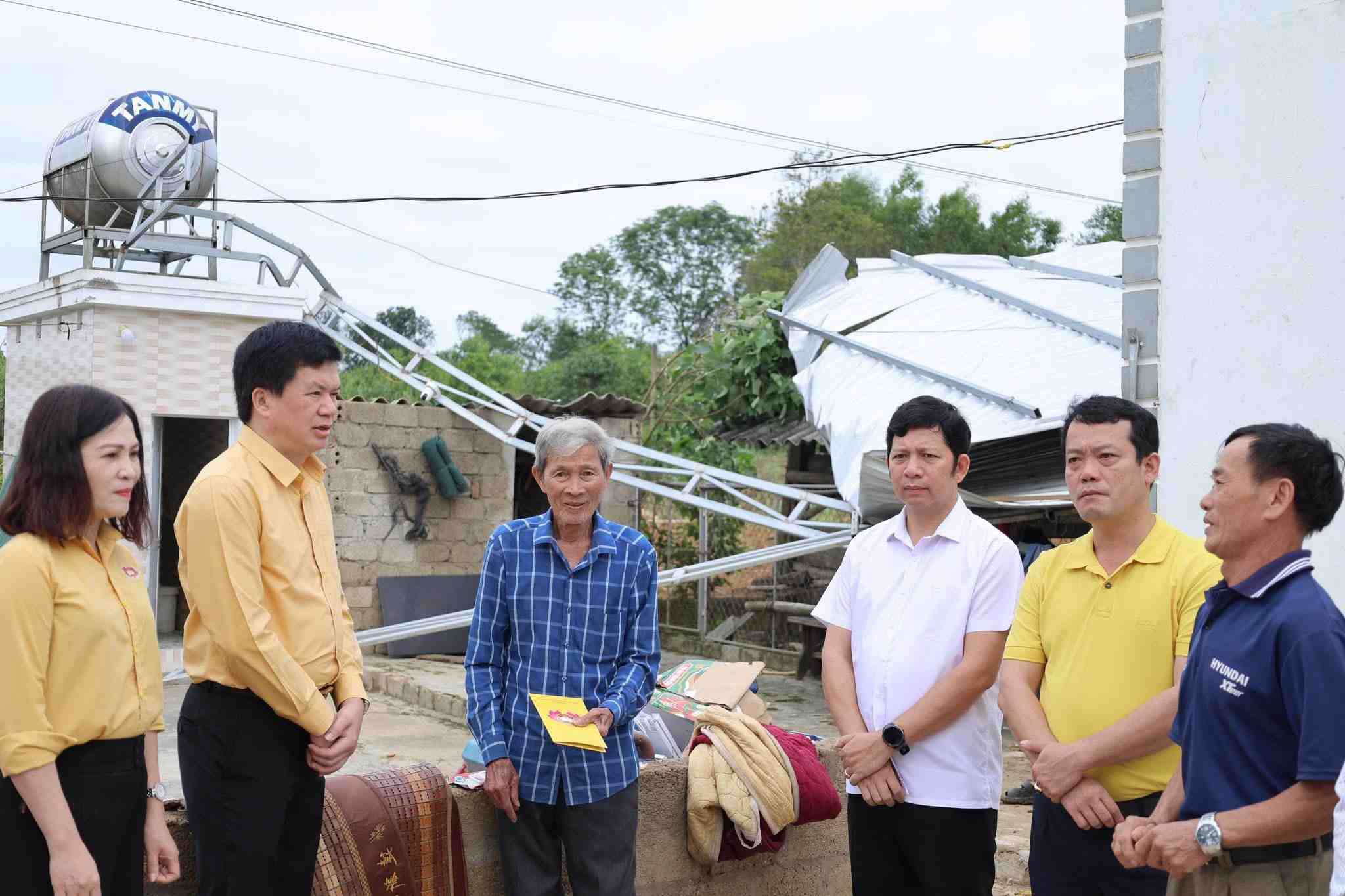 Phó Chủ tịch Thường trực Ủy ban MTTQ tỉnh Nghệ An Nguyễn Đình Hùng (thứ hai từ trái sang) thăm hỏi, trao hỗ trợ người dân bị thiệt hại do giông lốc. Ảnh: Ngọc Anh