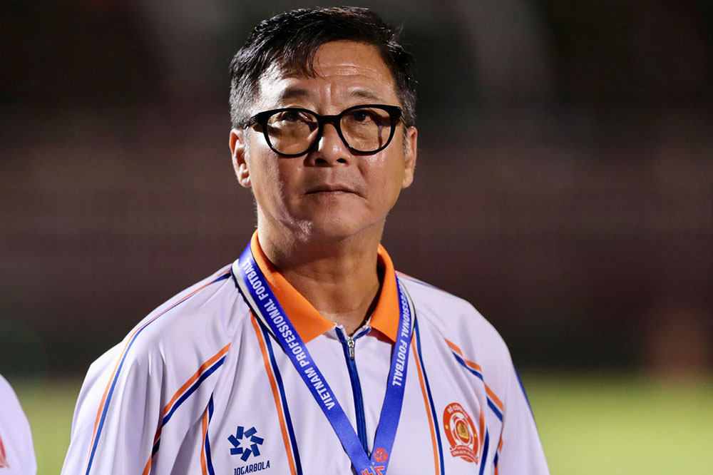 Coach Le Huynh Duc leaves Ho Chi Minh City Police Club after a series of poor matches. Photo: Thanh Vu