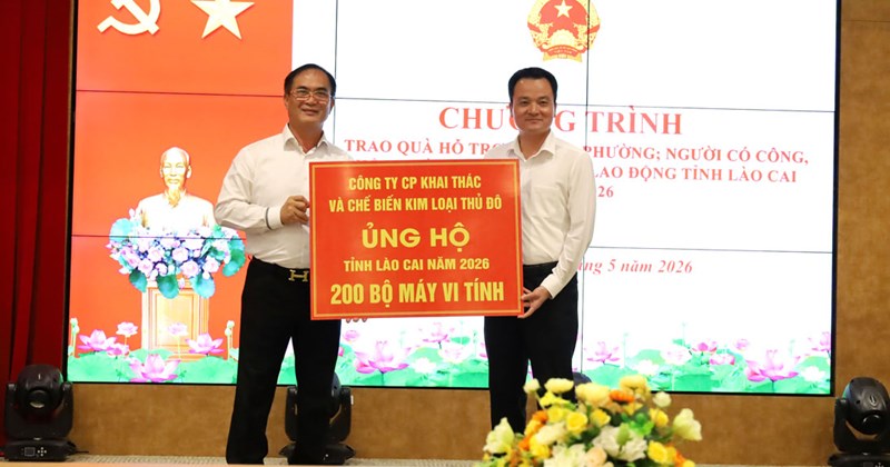 Lào Cai tiếp nhận 200 máy tính, 1.000 suất quà an sinh