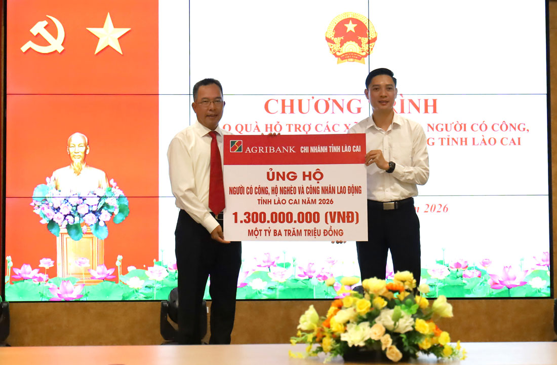 Agribank Chi nhánh Lào Cai trao tặng 1.000 suất quà an sinh xã hội cho các hộ nghèo và công nhân lao động trên địa bàn tỉnh. Ảnh: Nguyễn Hiên