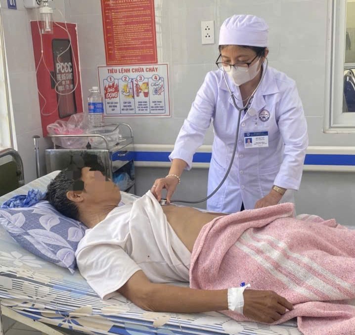 Bệnh nhân bị ngộ độc sau khi ăn ve sầu được điều trị tại Bệnh viện Đa khoa khu vực Hướng Hóa. Ảnh: Hưng Thơ