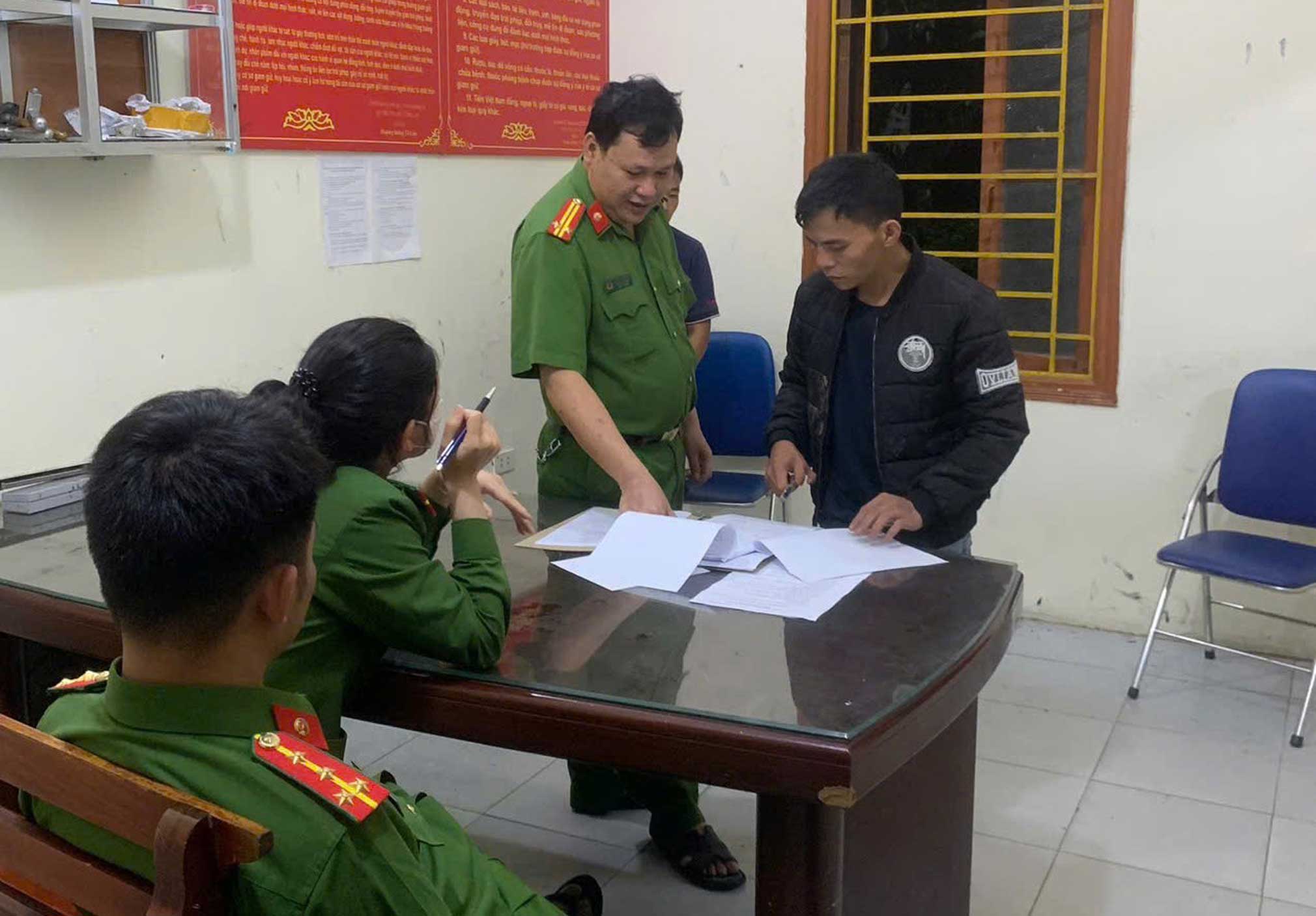 Các đối tượng liên quan tại trụ sở cơ quan Công an. Ảnh: Công an Lào Cai