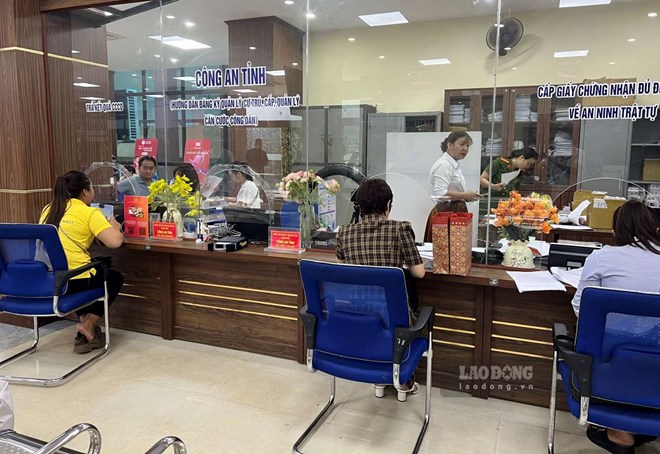 Civil servants of the Public Administration Service Center of Yen Bai ward, Lao Cai province support people in carrying out administrative procedures. Photo: Van Duc