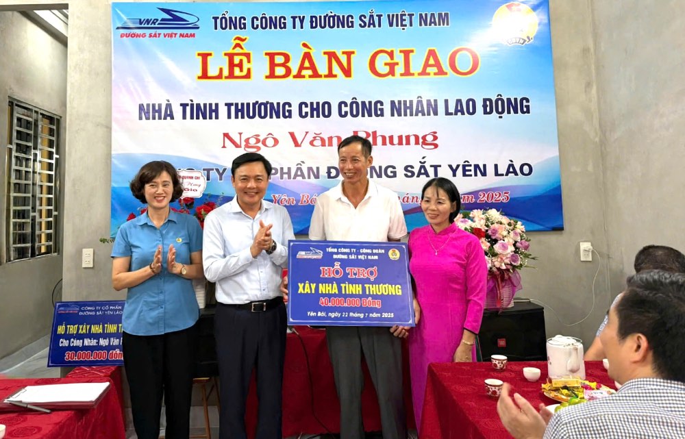 Lors de la cérémonie, à l'occasion du Mois des travailleurs 2026, les dirigeants de la Société générale des chemins de fer du Vietnam et du Syndicat des chemins de fer du Vietnam ont remis un soutien pour la construction de maisons de la solidarité aux travailleurs. Photo: Syndicat des chemins de fer du Vietnam