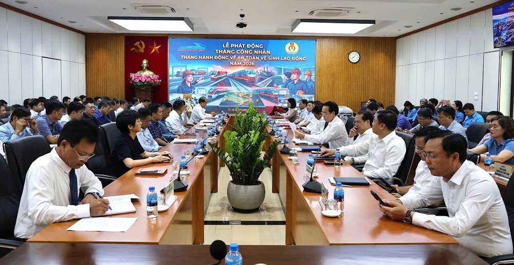 Ngày 5.5, Tổng Công ty Đường sắt Việt Nam (ĐSVN) và Công đoàn ĐSVN phối hợp tổ chức Lễ phát động Tháng Công nhân, Tháng hành động về An toàn, vệ sinh lao động năm 2026. Ảnh: CĐ ĐSVN