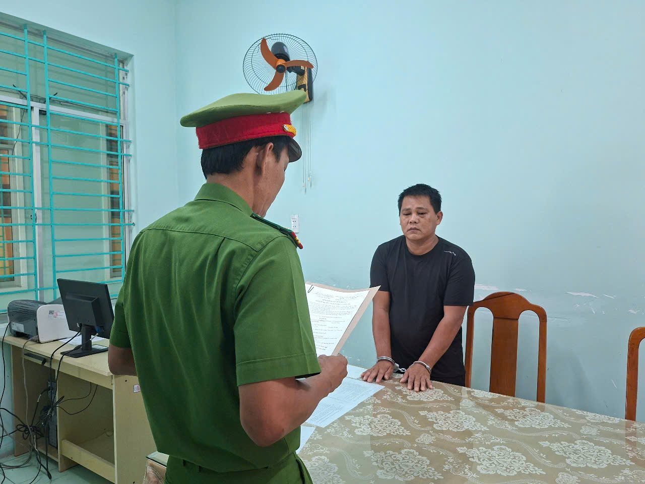 Thi hành Lệnh bắt Huỳnh Văn Chí vì có hành vi đập phá xe cấp cứu, làm hư hỏng tài sản. Ảnh: Công an Quảng Ngãi