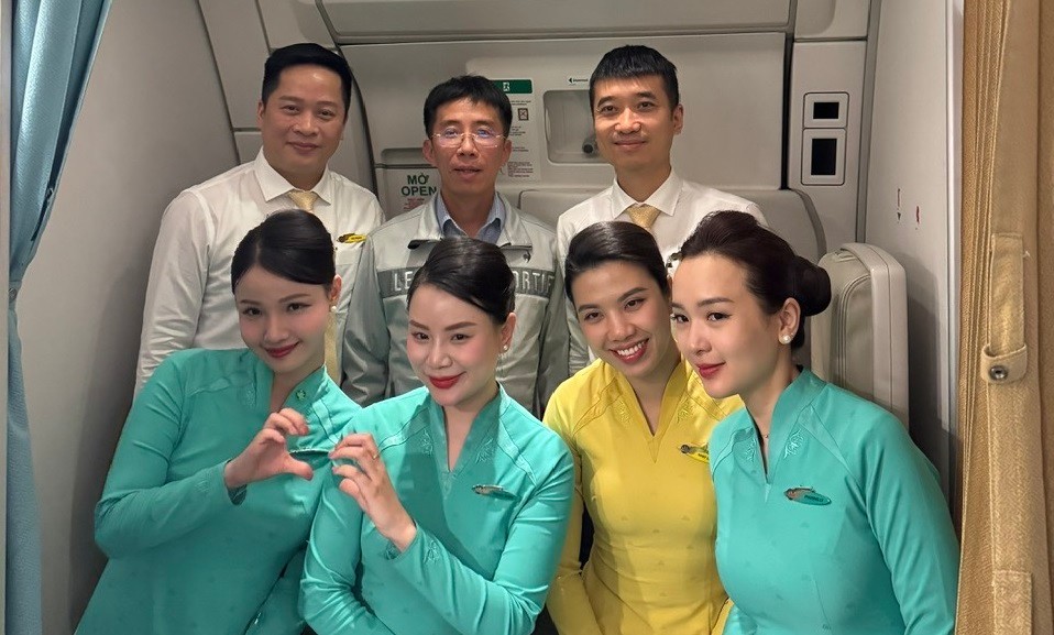 Prof. Dr. Mai Duy Ton (wearing a gray shirt, standing in the middle) - Director of the Stroke Center, Bach Mai Hospital - rescues passengers on the Hanoi - Paris flight. Photo: NVCC
