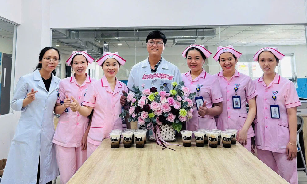 The grassroots trade union of Tam Tri Quang Nam General Hospital organized activities to care for and encourage union members and workers with cooling water. Photo: Nam Phuoc Trade Union