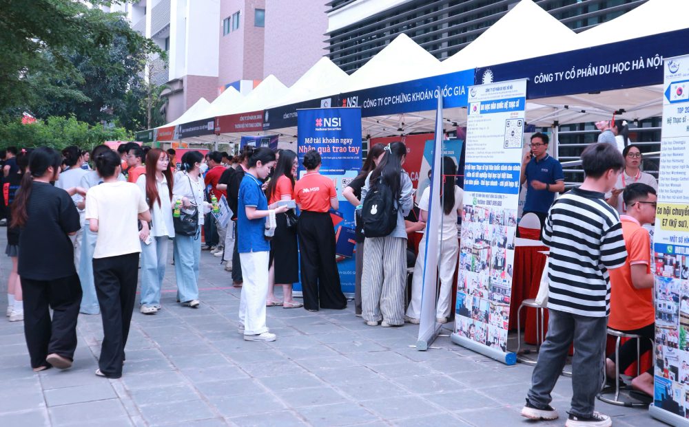 Laborers participate in the job transaction session organized by the Hanoi Employment Service Center. Photo: Quynh Chi