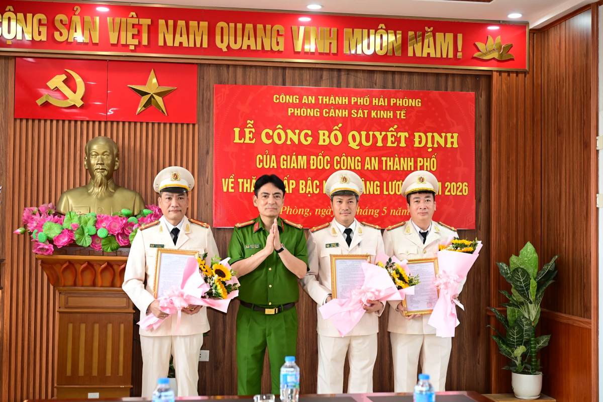 Promotion from Lieutenant Colonel to Senior Colonel for 3 team leaders of the Economic Police Department. Photo: Hai Phong Police