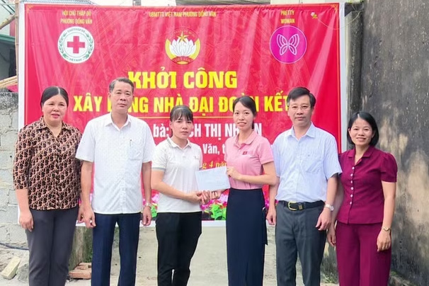 Commencement of construction of a new house for Ms. Bach Thi Nhuan's family (Dong Van ward, Ninh Binh). Photo: Dai Nghia/VNA