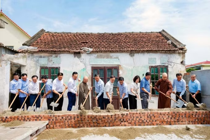 Khởi công xây dựng nhà mới cho gia đình bà Nguyễn Thị Mười (xóm 1 Thượng Kiệm, xã Phát Diệm). Ảnh: Đại Nghĩa/TTXVN