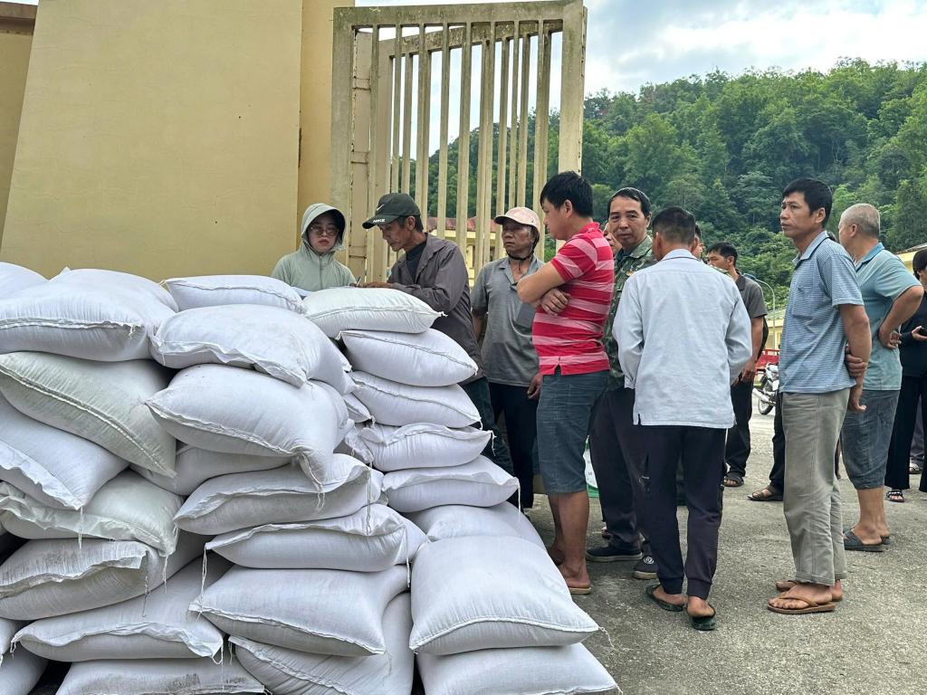 Farmers in Thong Nong commune, Cao Bang province receive rice after joining hands to protect the forest. Photo: Thu Huong