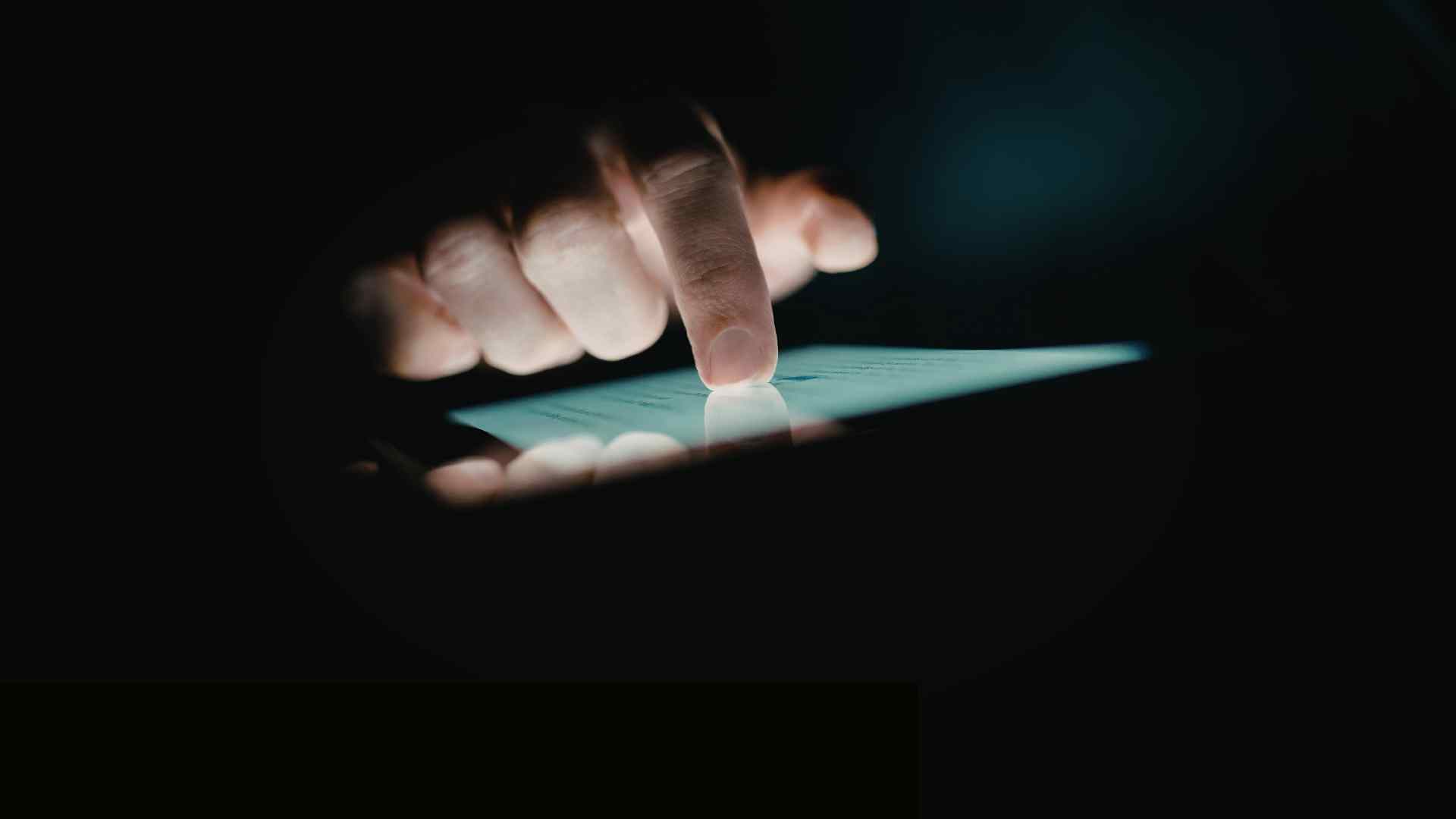 Using electronic devices at night will cause fatigue. Graphic photo: Huong Son