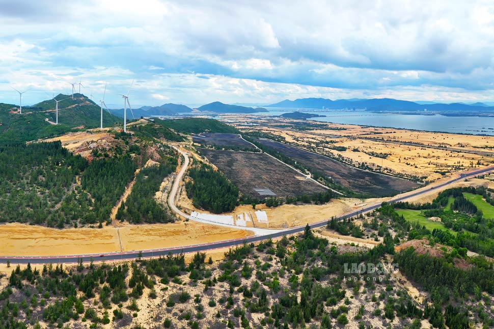 Gia Lai Provincial Department of Construction proposes 3 locations for planning the construction of the Provincial Administrative Center Area in Nhon Hoi Economic Zone. Photo: Tue Lam