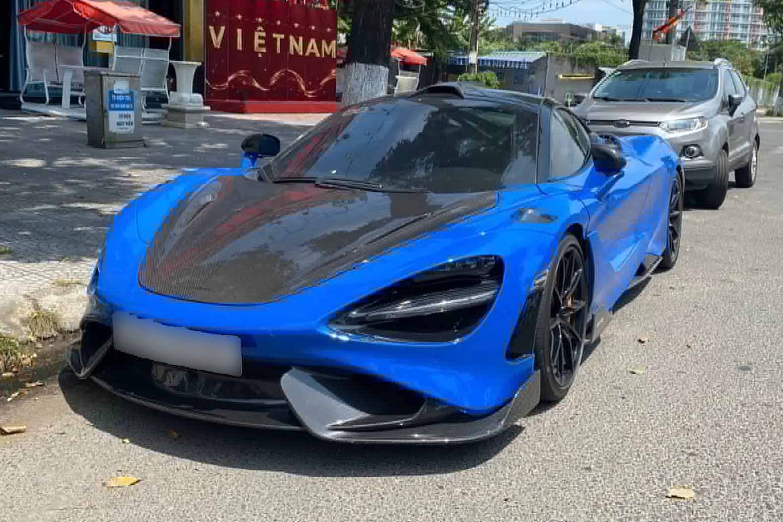The "Paris Blue" McLaren 765LT appeared on the streets of Da Nang, attracting the attention of supercar enthusiasts. Photo: Thanh Tung