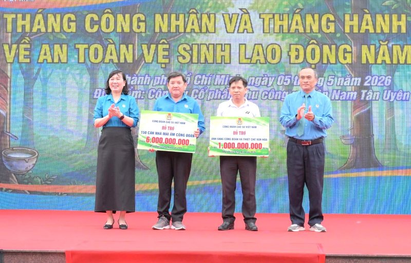 Leaders of the Vietnam Rubber Trade Union present symbolic boards to support funding for building Trade Union Solidarity Houses, Trade Union Light programs and grassroots cultural institutions to representatives of units. Photo: Duc Long