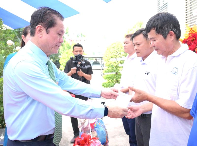 Ông Lê Thanh Hưng – Phó Bí thư Đảng ủy, Tổng Giám đốc VRG trao quà công nhân khó khăn. Ảnh: Đức Long