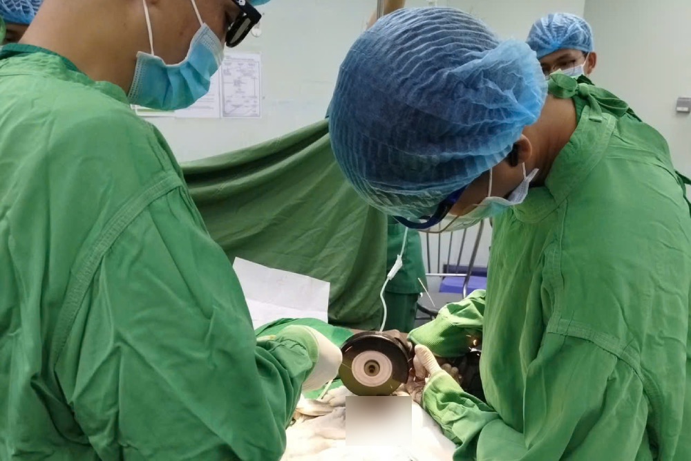 Ê-kíp bác sĩ Bệnh viện Đa khoa Trung ương Cần Thơ đã thực hiện phẫu thuật thành công, xử trí một trường hợp hy hữu khi bệnh nhân bị dị vật kim loại dạng đai ốc siết chặt dương vật trong thời gian dài. 