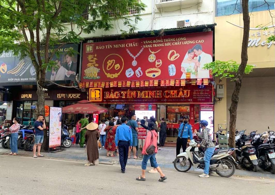 Thị trường vàng sôi động với cả hai chiều mua vào và bán ra trong ngày giá biến động. Ảnh: Linh Đan