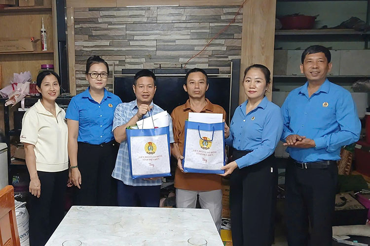 Leaders of Dien Bien Provincial Labor Federation present gifts to union members in Tuan Giao commune. Photo: Quang Dat