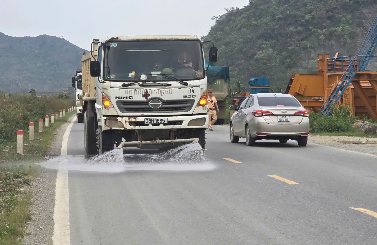 Các chủ mỏ bố trí xe tưới nước hạn chế bụi trên tuyến đường gom cao tốc Bắc - Nam, đoạn qua địa bàn phường Yên Sơn. Ảnh: Diệu Anh