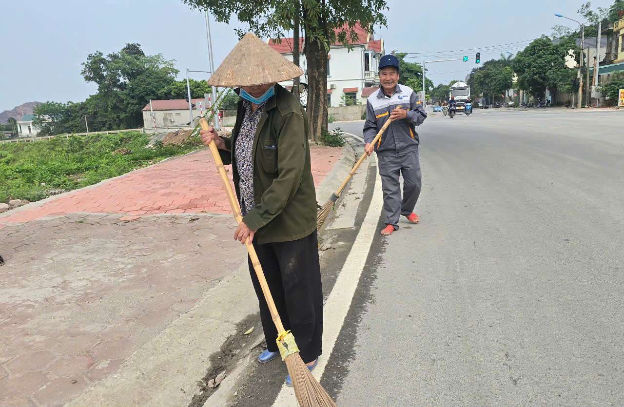 Các chủ mỏ chấp hành nghiêm việc bố trí người quét dọn, thu gom vật liệu rơi vãi trên đường. Ảnh: Diệu Anh