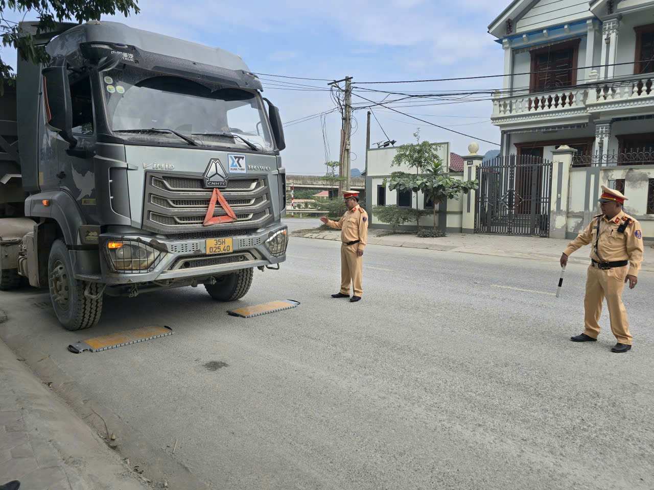 Ninh Binh Provincial Police Traffic Police force set up a weight station at the intersection of National Highway 12B with Mai Son expressway - National Highway 45 (section passing through Yen Son ward to handle violations. Photo: Nguyen Truong