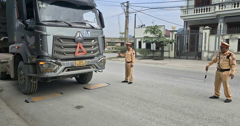 Quảng Ninh: Xử lý xe chở vật liệu rơi vãi, yêu cầu phun nước giảm bụi