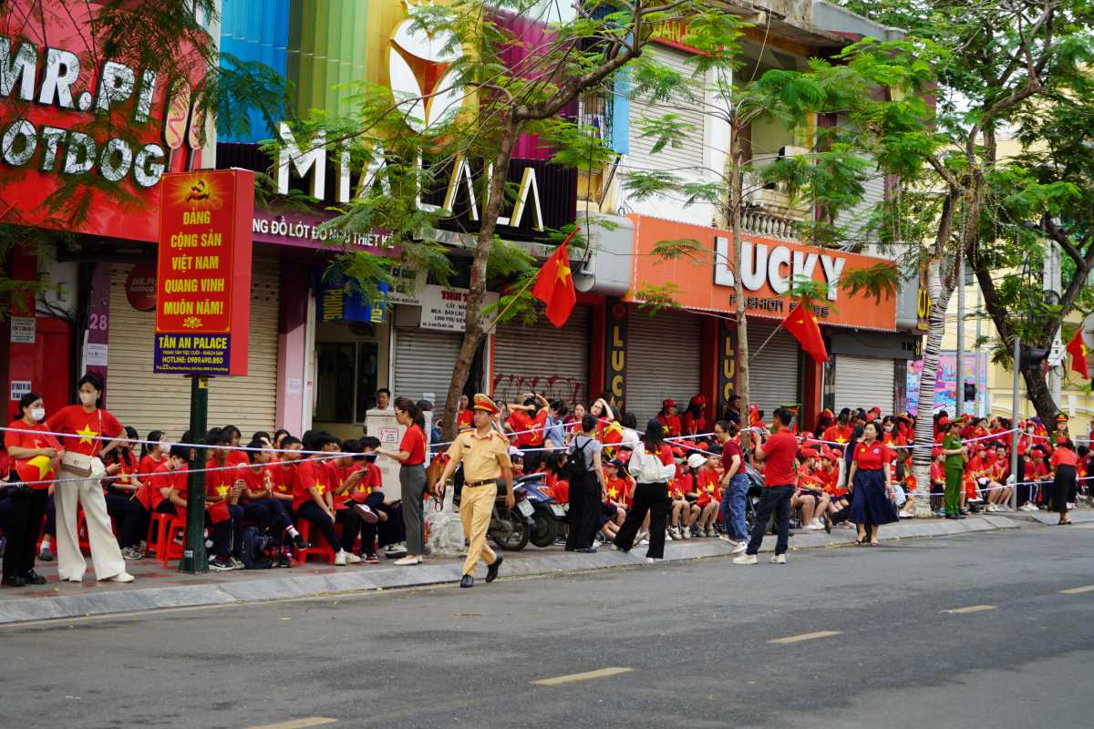 Hai Phong regulates traffic during the 2026 Red Flamboyant Flower Festival - Hai Phong, Commemorating the 71st Anniversary of Hai Phong Liberation Day. Photo: Mai Dung