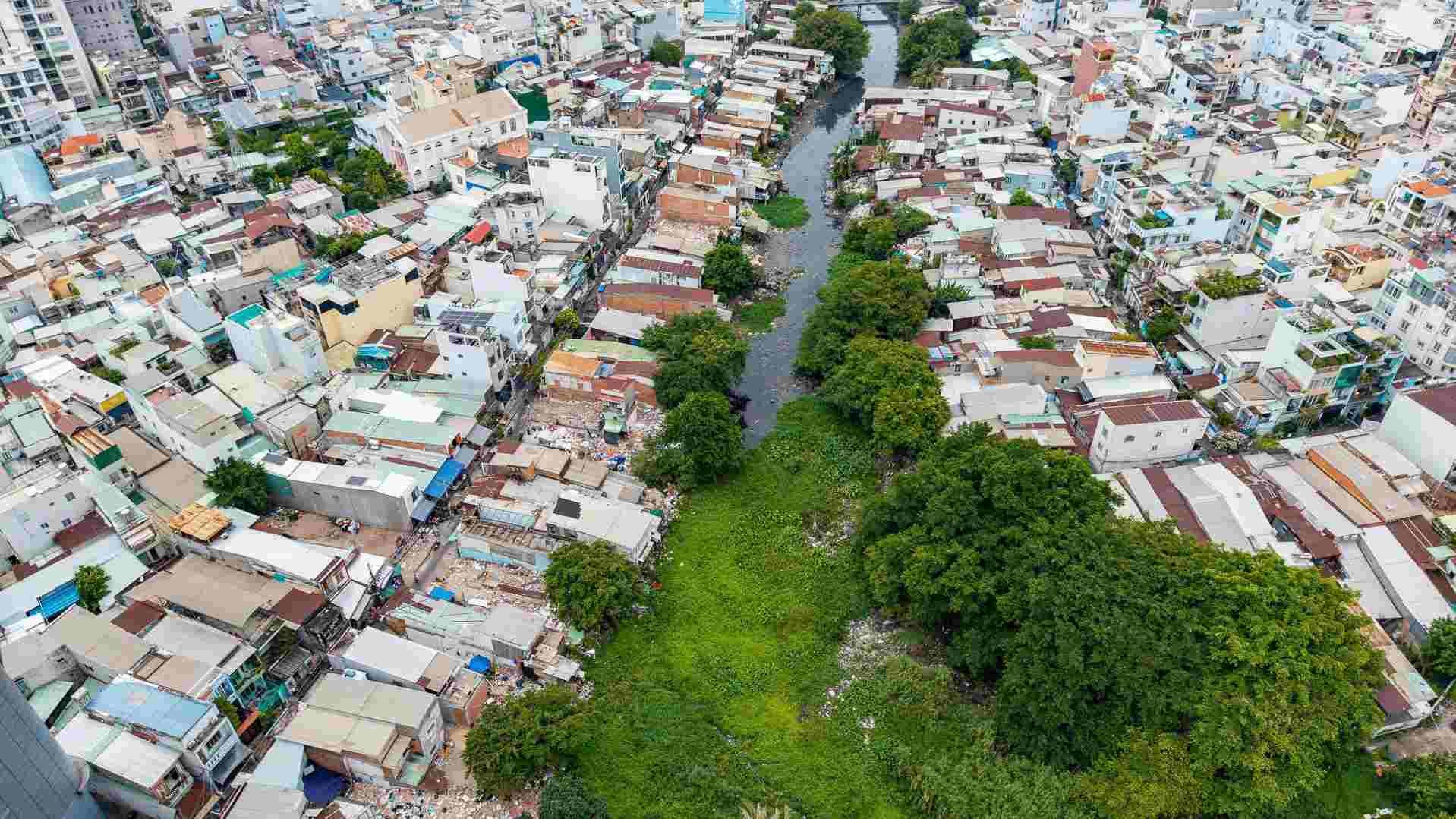 The Xuyen Tam canal renovation project (HCMC) is still facing more than 1,000 households who have not handed over land. Photo: Anh Tu
