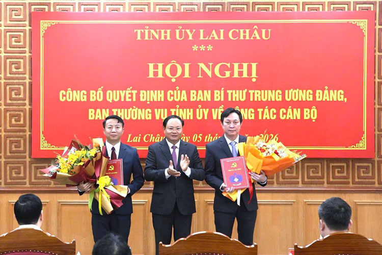 Provincial Party Secretary Le Minh Ngan presents decisions and flowers to congratulate the comrades who were transferred and appointed. Photo: Lai Chau Provincial People's Committee