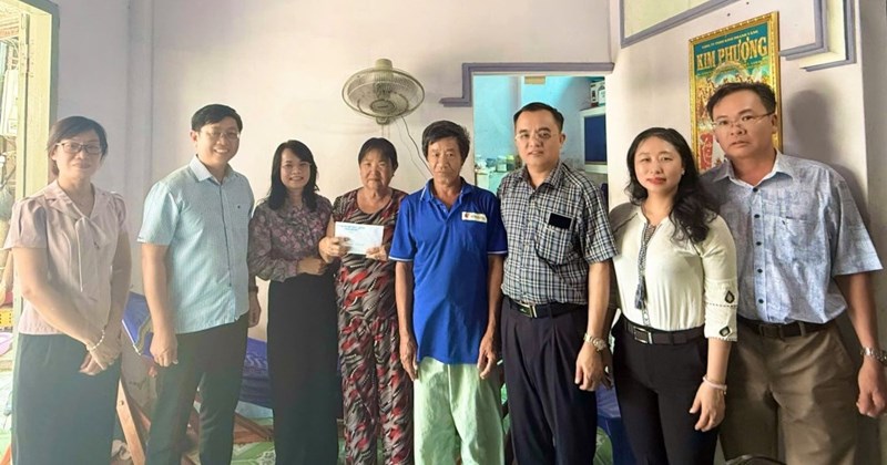 Mặt trận Tổ quốc Lâm Đồng hỗ trợ ngư dân bị cháy tàu
