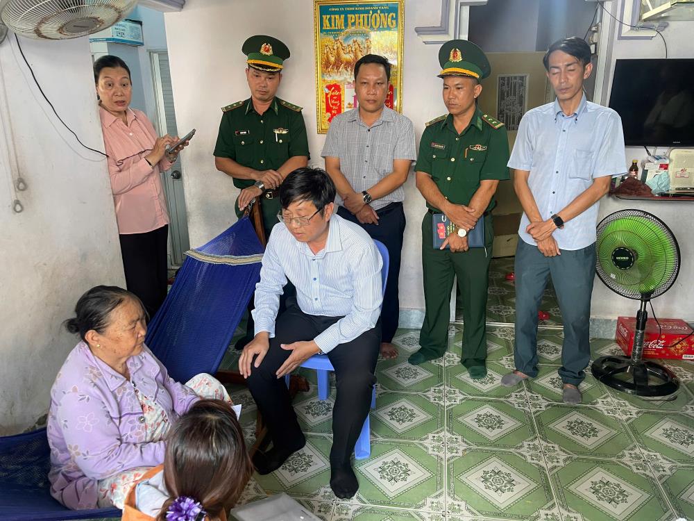 Lãnh đạo phường Phú Thủy và đại diện MTTQ Việt Nam phường đến động viên, trao hỗ trợ hôm 15.4. Ảnh: Duy Tuấn 