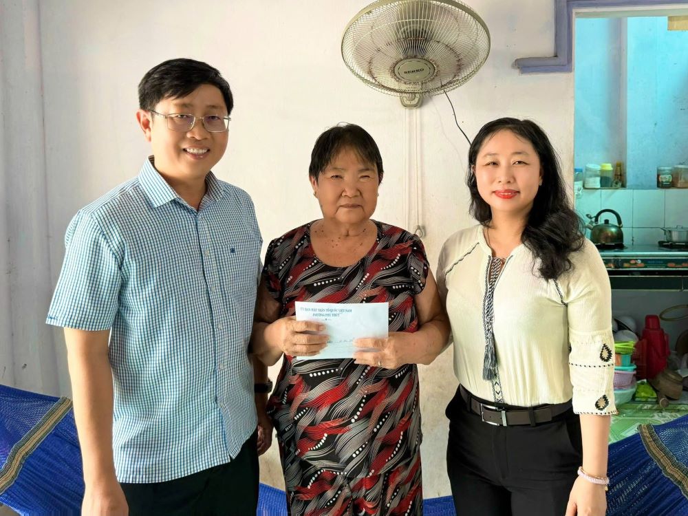 Bí Thư Đảng ủy và Chủ tịch MTTQ Việt Nam phường Phú Thủy chuyển tặng 15 triệu đồng từ Quỹ Cứu trợ của MTTQ Việt Nam tỉnh. Ảnh: Phạm Duy 