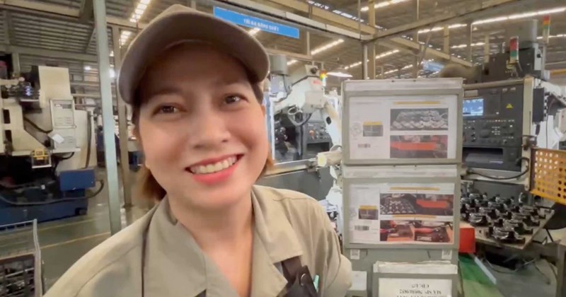 Công nhân nữ Đồng Nai vận hành thành thạo máy CNC hiện đại