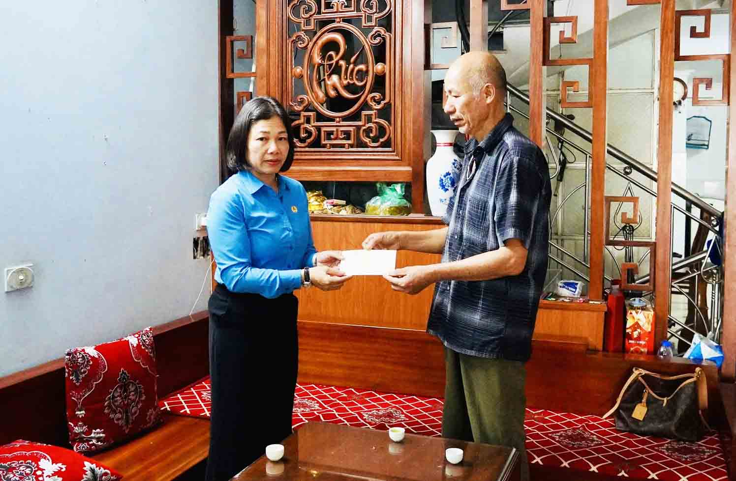 Le syndicat de la province de Thái Nguyên rend visite et encourage la famille de l'ouvrière décédée dans l'accident. Photo: Fédération du travail de Thái Nguyên