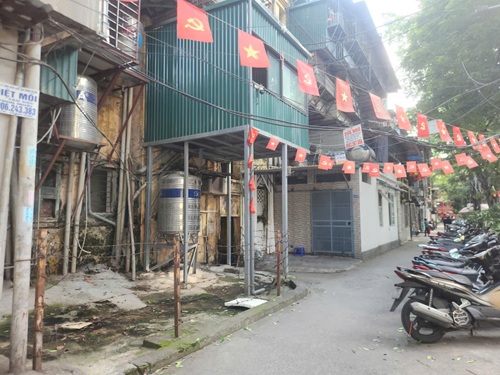 Bất kỳ chỗ nào cũng bị lấn chiếm làm “chồng cọp“. Ảnh: Minh Hạnh 