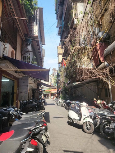 Chung cư cũ ở Hà Nội không có chỗ để xe khiến phương tiện phải đổ tràn ra không gian chung. Ảnh: Minh Hạnh 