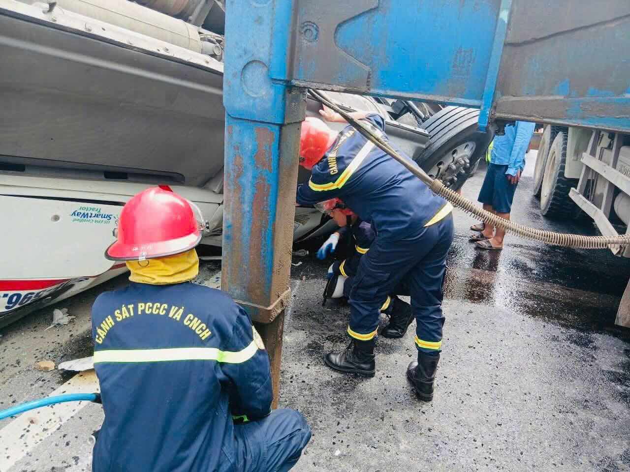 Trailer truck overturns on highway, one person trapped inside. Photo: Van Hai