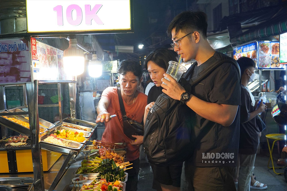 Du khách đến phố ẩm thực ở TP Hồ Chí Minh bởi những món ăn hấp dẫn, mới lạ, giá vừa phải. Ảnh: Ngọc Lê 