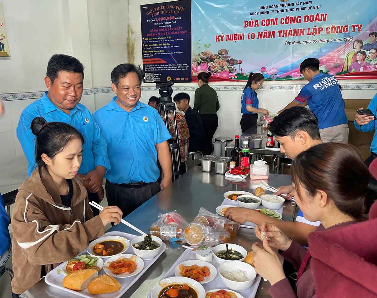 Hundreds of workers receive support during Workers' Month 2026. Photo: Dinh Trong