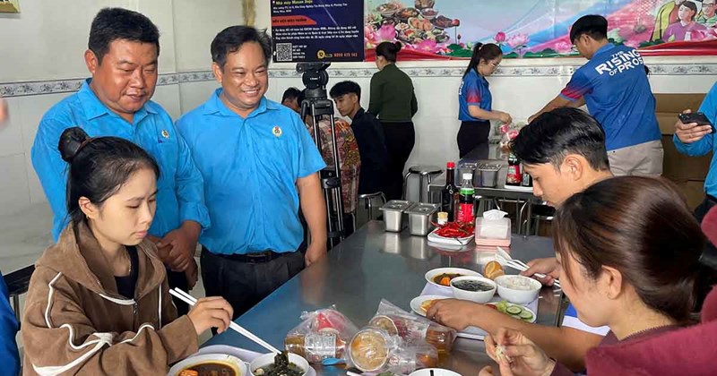 Công nhân nhận quà, ăn "Cơm Công đoàn" trong Tháng Công nhân 2026