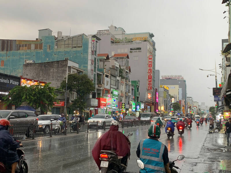 5日午後、ホーチミン市で広範囲にわたって雨が降りました。写真:ハ・メイ