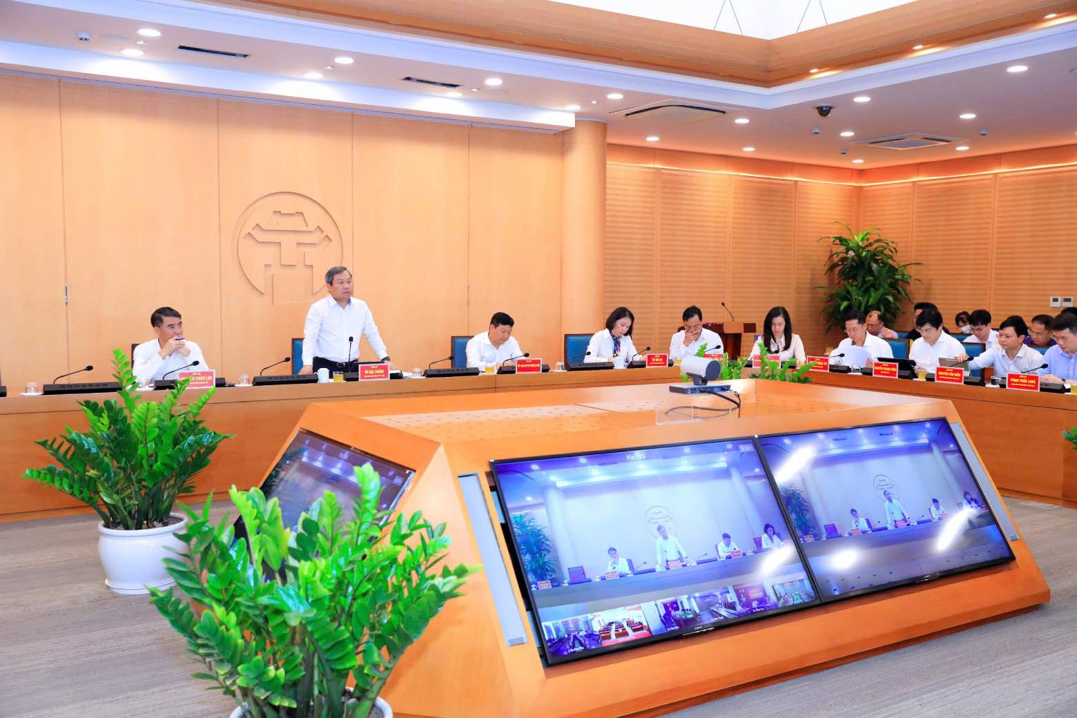 Chairman of Hanoi People's Committee Vu Dai Thang speaks at the meeting. Photo: Pham Linh