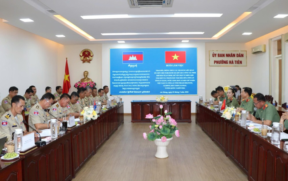 The police of the two sides exchanged and agreed on the contents of preparation for the Conference summarizing coordination work in 2025 and preliminary review in the first 6 months of 2026 in cooperation to protect security and maintain order in border areas. Photo: Tien Dung